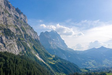 Yukarıdan inanılmaz İsviçre - İsviçre Alplerinin dağları 