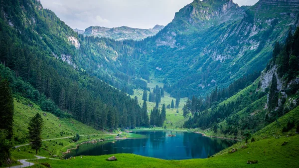 Lindo Lago Montanha Nos Alpes Suíços Muito Romântico Viagens Fotos — Fotografia de Stock