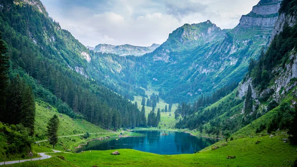 Όμορφη Ορεινή Λίμνη Στις Ελβετικές Άλπεις — Φωτογραφία Αρχείου