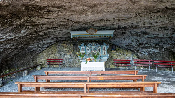 セント マイケルズ礼拝堂In Wildkirchli Alpstein Swiss Alps スイス 2019年7月22日 — ストック写真