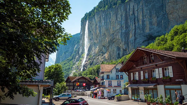 Stort Vattenfall Vid Lauterbrunnen Schweiz Schweiziska Alperna Schweiz Juli 2019 — Stockfoto