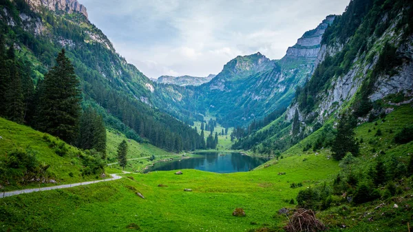 Όμορφη Ορεινή Λίμνη Στις Ελβετικές Άλπεις — Φωτογραφία Αρχείου