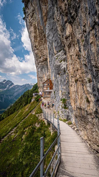 Famous Aescher Tavern Alpstein Wildkirchli Ελβετικές Άλπεις Ελβετία Ιουλίου 2019 — Φωτογραφία Αρχείου