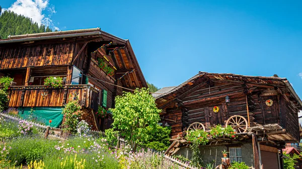 スイスアルプスのムルレン村の典型的なスイスの住宅 スイスアルプス スイス 2019年7月22日 — ストック写真