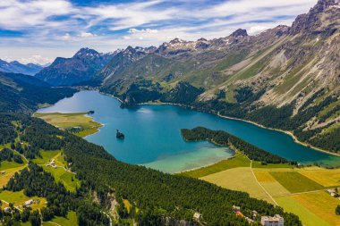 Engadin 'deki Sils Gölü üzerindeki hava manzarası - İsviçre yukarıdan  