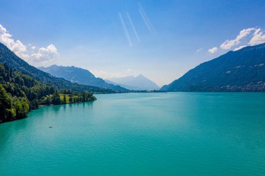 İsviçre 'de harika bir gölün turkuaz suyu. Hava manzarası. 