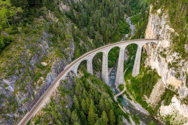 İsviçre Alplerinde Filisur yakınlarındaki ünlü viyadük İsviçre 'nin yukarısından  