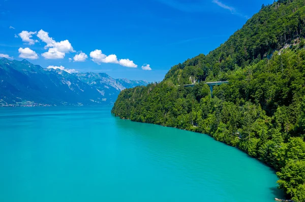 El agua turquesa de un maravilloso lago en Suiza - vista aérea —  Fotos de Stock
