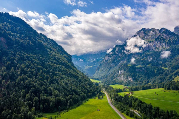 Υπέροχη Εναέρια Θέα Πάνω Από Μια Κοιλάδα Στις Ελβετικές Άλπεις — Φωτογραφία Αρχείου
