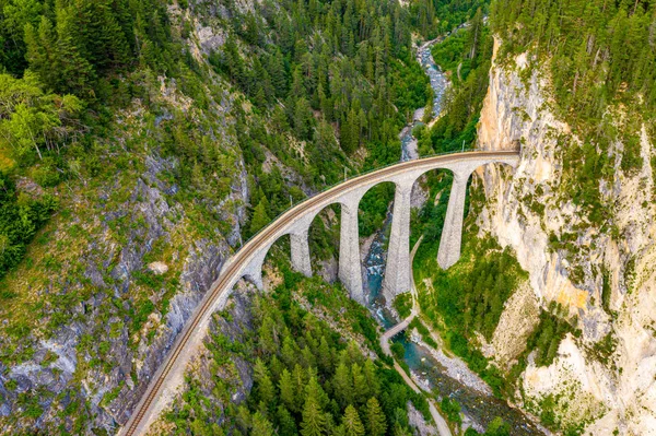 瑞士阿尔卑斯山Filisur附近著名的高架桥叫做Landwasser高架桥 — 图库照片