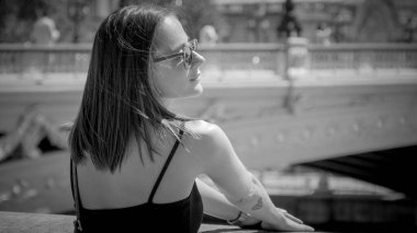 Genç bir kadın güneşli bir günde Paris 'e geziye çıkar.