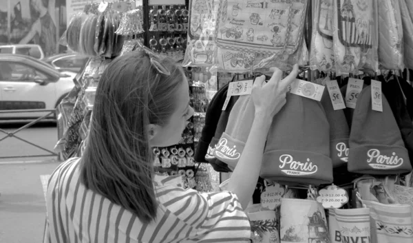 Visitante París Busca Recuerdos Ciudad Ciudad París Francia Julio 2019 —  Fotos de Stock