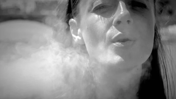 Νεαρή Γυναίκα Καπνίζει Στο River Seine Στο Παρίσι Paris Street — Φωτογραφία Αρχείου