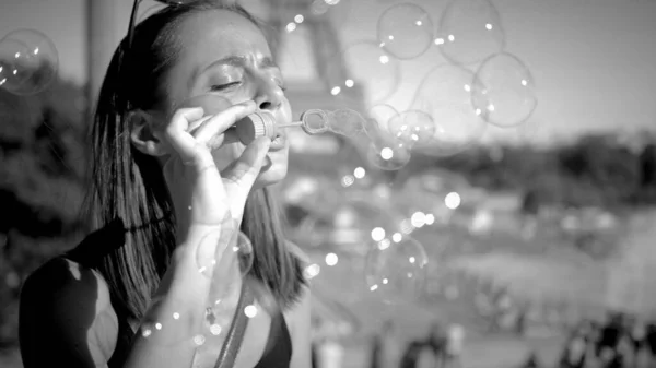 Young Woman Has Fun Blowing Soap Bubbles Paris Paris Street — 图库照片