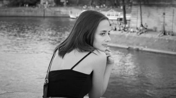 Francuska Dziewczyna Nad Brzegiem Sekwany Paryżu Fotografie Ulicy — Zdjęcie stockowe