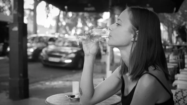 Mulher Francesa Bebe Copo Vinho Café Rua Paris Fotos Rua — Fotografia de Stock
