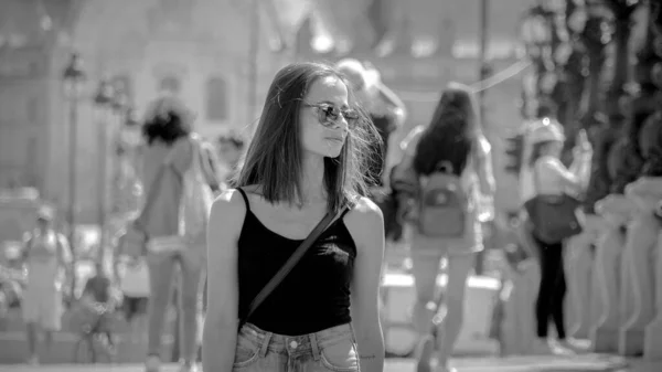 Jovem Mulher Atraente Caminha Sobre Alexandre Iii Ponte Paris Paris — Fotografia de Stock