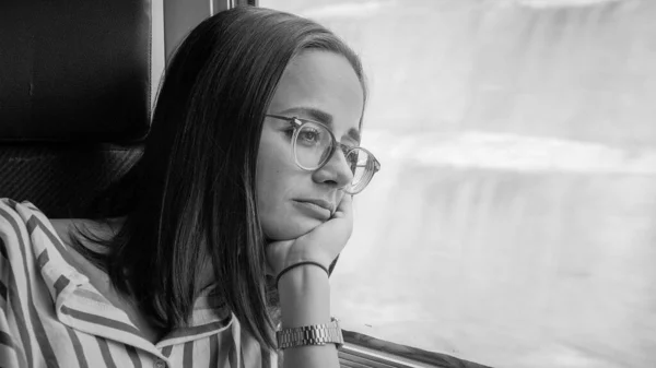 Mujer Joven Viaja Tren Fotografía Viaje — Foto de Stock
