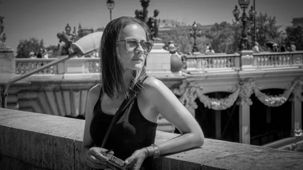 Junge Frau Entspannt Sich Der Seine Paris Paris Street Photography — Stockfoto