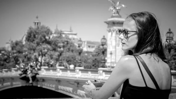 Menina Francesa Viaja Para Paris Para Passear Fotos Rua Paris — Fotografia de Stock