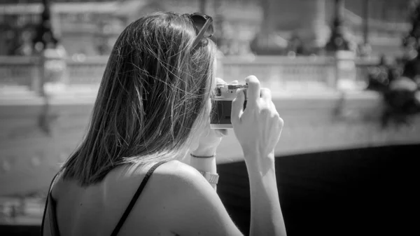 年轻女子在去巴黎 巴黎街头摄影的观光旅行中拍照 — 图库照片