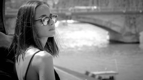 Junge Frau Paris Entspannt Sich Der Seine Paris Street Photography — Stockfoto