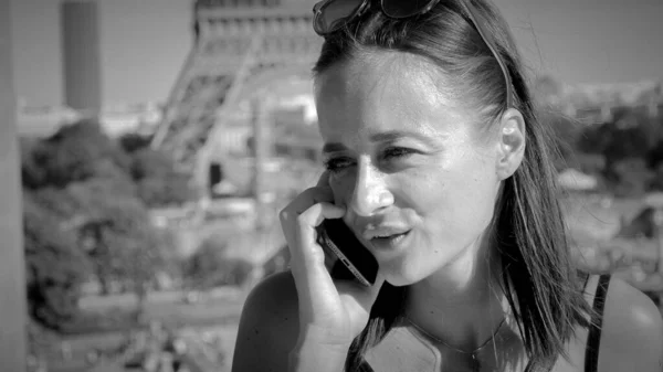 Французская Женщина Отвечает Телефонный Звонок Площади Трокадеро Париже Уличная Фотография — стоковое фото