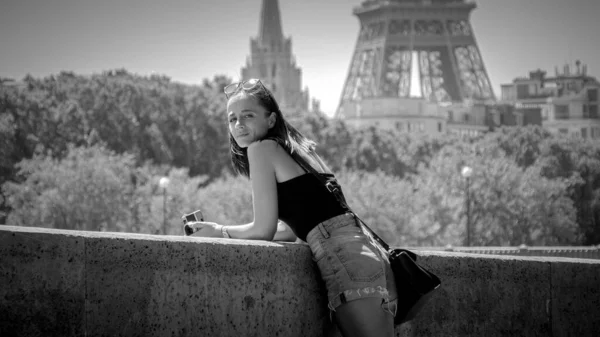 Junge Frau Entspannt Sich Der Seine Paris Paris Street Photography — Stockfoto
