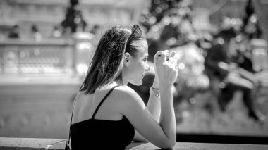 Paris şehrindeki Fransız kız - Paris sokak fotoğrafçılığı