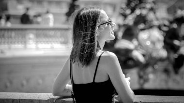 Genç bir kadın güneşli bir günde Paris 'e geziye çıkar.