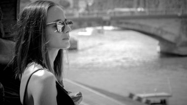 Paris 'te genç bir kadın River Seine' de dinleniyor - Paris sokak fotoğrafçılığı