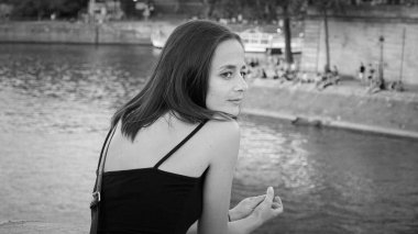 Paris 'teki River Seine' de rahatlatıcı bir gün - Paris sokak fotoğrafı