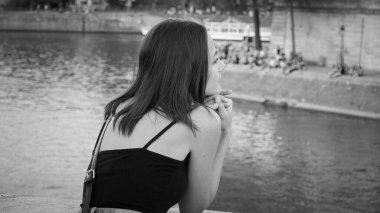 Paris 'teki River Seine' de rahatlatıcı bir gün - Paris sokak fotoğrafı