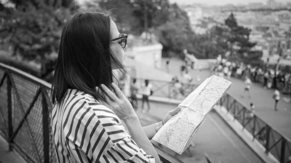 Femal Paris Traveller Checks Map City Paris Street Photography — Stockfoto