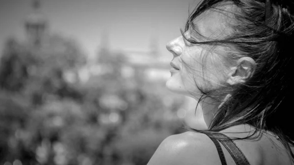 Mooi Meisje Geniet Van Zon Stad Parijs Fotografie Parijs — Stockfoto