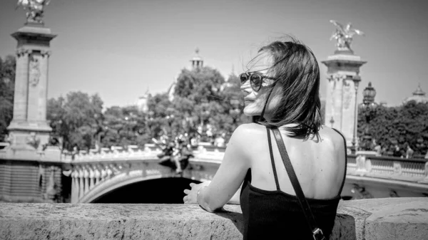 Beautiful Day Paris Young Woman River Seine Paris Street Photography — ストック写真