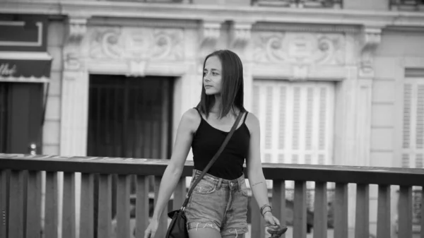 Mujer Joven Camina Por Puente París Fotografía Callejera París — Foto de Stock