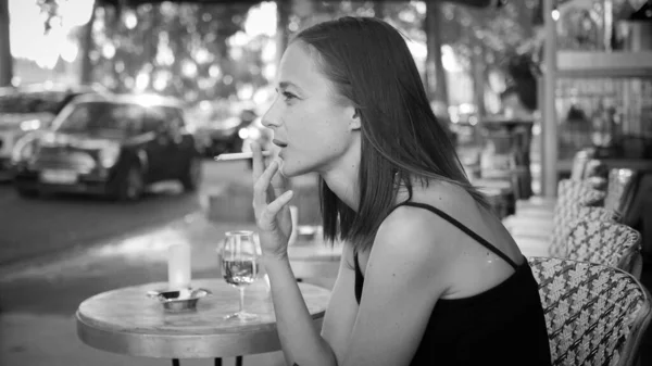 파리의 거리에 카페에서 담배를 피우는 파리의 — 스톡 사진
