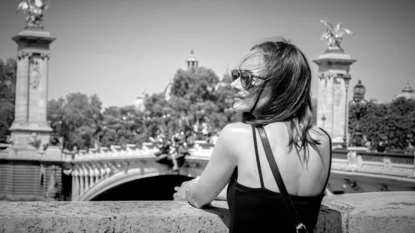 Young Woman Paris Relaxes River Seine Paris Street Photography — ストック写真