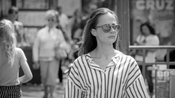 French Woman Walks Streets Paris City Paris France July 2019 — Stockfoto