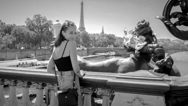 Francuska Dziewczyna Moście Pont Alexandre Paryżu Fotografie Ulicy — Zdjęcie stockowe