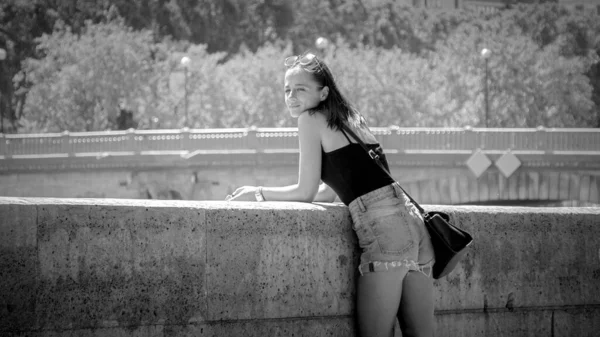 Young Woman Relaxes River Seine Paris Paris Street Photography — ストック写真