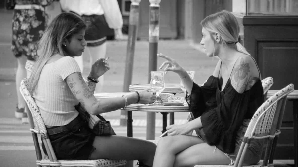 Duas Mulheres Café Rua Paris Cidade Paris França Julho 2019 — Fotografia de Stock