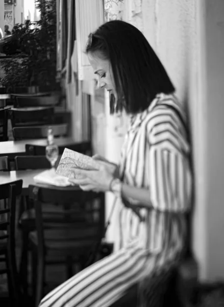 Young woman in the city of Paris - Paris street photography