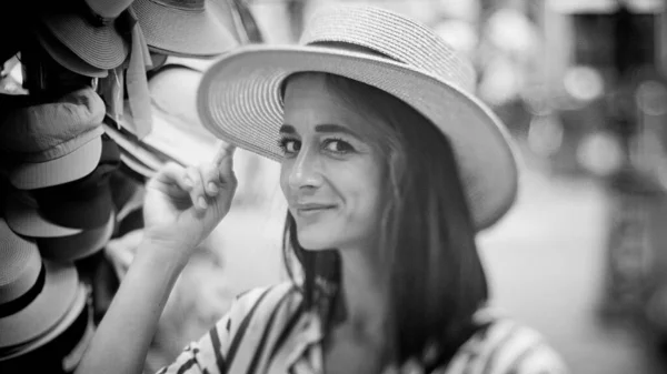 Junge Frau Probiert Hüte Den Straßen Von Paris Paris Street — Stockfoto