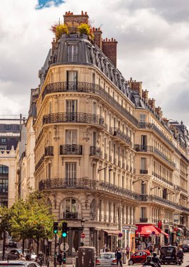 Tipik Paris sokak manzarası - Paris Şehri, Fransa - 29 Temmuz 2019