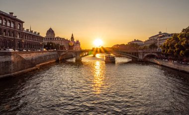 Paris 'teki Seine Nehri üzerinde harika bir günbatımı - Paris sokak fotoğrafçılığı