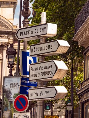 Paris 'te yön işaretleri - Paris Şehri, Fransa - 29 Temmuz 2019