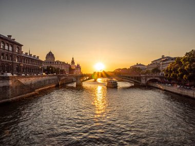Paris 'teki Seine Nehri üzerinde harika bir günbatımı - Paris sokak fotoğrafçılığı