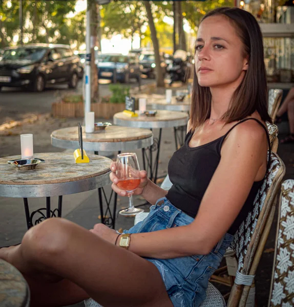 法国女人在巴黎 巴黎街头摄影的街头咖啡馆里喝着一杯葡萄酒 — 图库照片